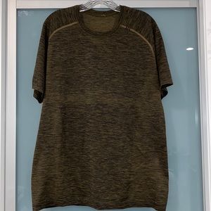 Lululemon men’s shirt sleeve shirt T-shirt size L